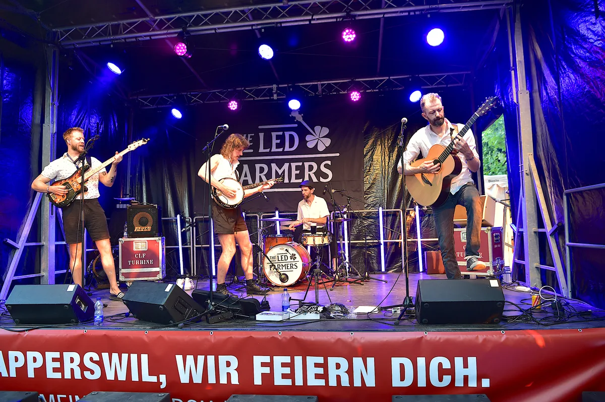 Eine Bühne mit einer Band am spielen.